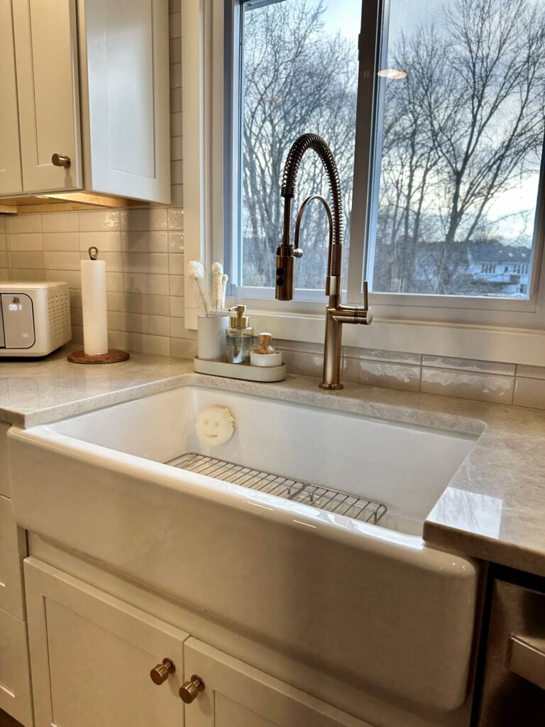 white farm kitchen sink